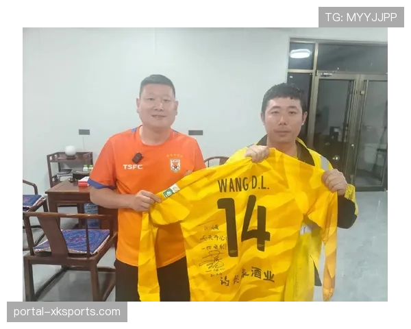 比赛用球不慎踢上看台，小球迷获赠全队签名球衣作为交换